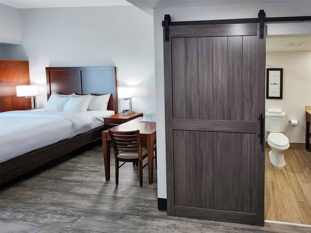 Queen guest room